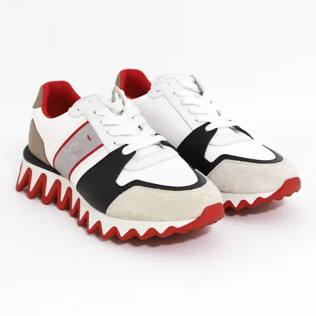 Skor/sneakers Christian Louboutin Nastroshark, stl 41, vit canvas med bruna samt svarta läderdetaljer, röd/vit gummisula, märkta Louboutin, röd sula, med kvitto från 2025, lättare bruksslitage.