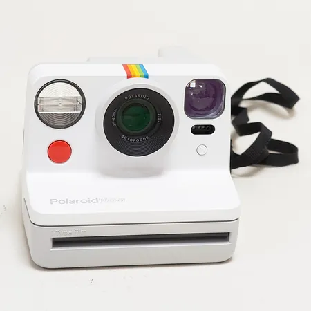 Kamera PolaroidNow, axelrem, laddare, ej funktionstestad, inga övriga tillbehör. Skickas med postpaket.