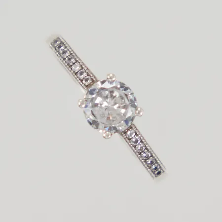 Ring med vit sten stl 18, bredd 1,5-5,9mm, höjd 5,5mm, 925/1000 silver Vikt: 1,9 g