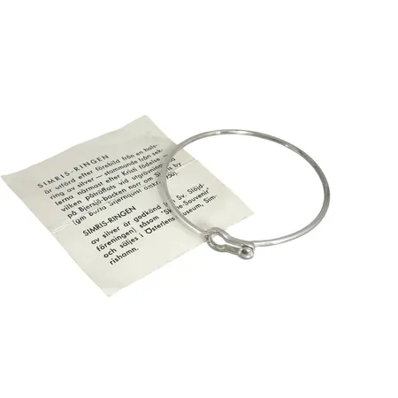 Armring "Simris-Ringen" silver 925/1000, inre mått 19 cm, bredd 2,5 mm (lås bredd 10 mm), Ola Lancing Simrishamn 1992, informationsblad medföljer  Vikt: 12,3 g