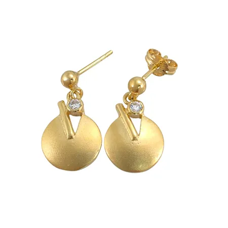 Örhängen i 18K guld med Cubic Zirconia, delvis matterade, längd 18 mm, bredd 9,5 mm, en plopp saknas, stenar utan anmärkning, fint skick Vikt: 1,8 g