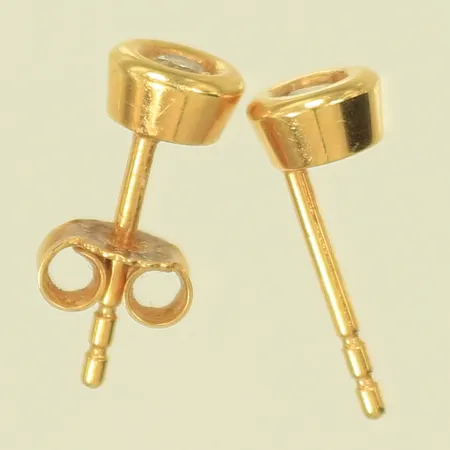 Ett par örhängen med stenar, Øca4,8mm, saknar en snurrebuss 18K Vikt: 1,2 g