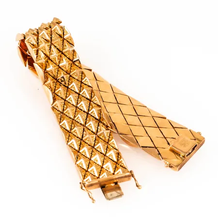 Armband med geometrisk mönsterdekor längd 20,5cm bredd 22,5mm, Italien, ett par sneda länkar 18K 54,9g.