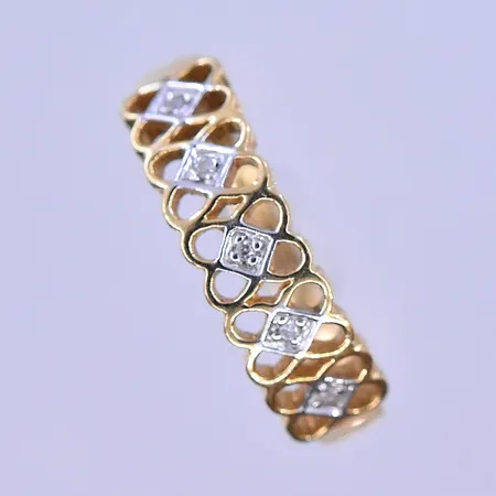 Ring med vita stenar Albrekts Guld stl: 16 bredd 2-5mm 18K. Vikt: 1,7 g