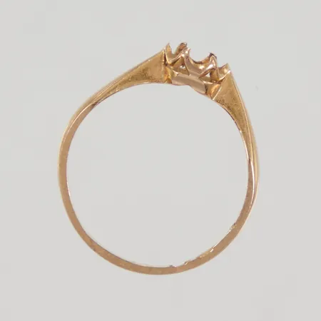 Ring stl:18½ bredd 1,1-6,4mm, sten saknas, vass skena, finska stämplar, 18K Vikt: 2,1 g