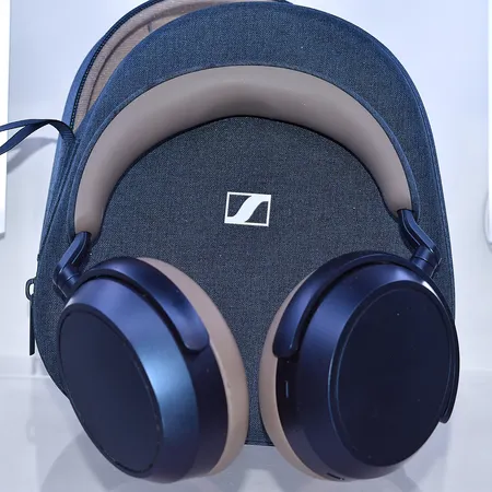 Hörlurar Sennheiser momentum 4 bluetooth blå, USB-C, kartong och väska medföljer, laddkabel saknas.