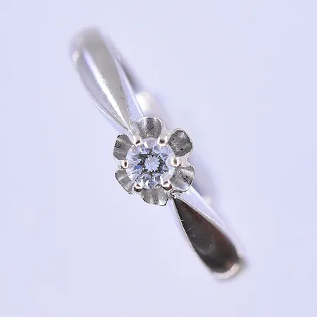 Ring med diamant 0,10ct Smycka stl: 17 bredd 2-5mm vitguld 18K. Vikt: 2,6 g