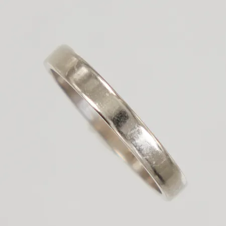Ring stl 18½, bredd 3mm, gravyr, vitguld 18K Vikt: 3,4 g