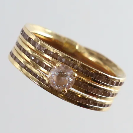 Ring med vita stenar stl:17 bredd 7mm något bucklig 18K Vikt: 3,2 g