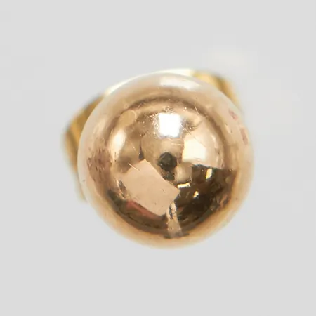 Udda örhänge, kula Ø6mm, stopper i gulmetall, 18K Vikt: 0,5g Vikt: 0,5 g Skickas med postpaket.