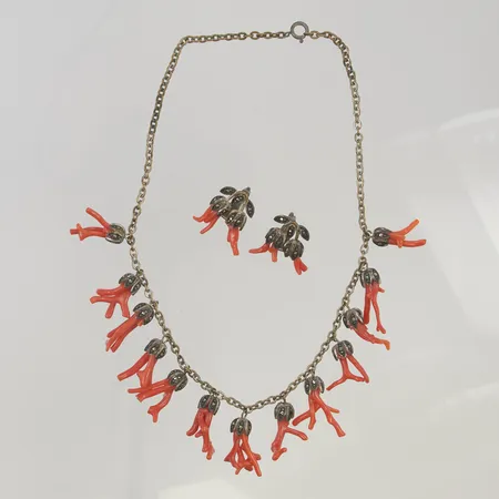 Collier med korall 38cm, markasiter, 1 par örhängen, 25mm, delvis defekta koraller, oädel metall.