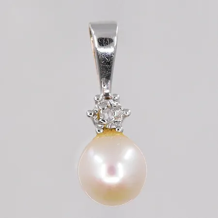 Hänge med odlad pärla 6,5mm och diamant ca 0,02ct längd ca 18mm vitguld 18K Vikt: 1,2 g