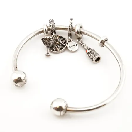 Armring, Pandora m berlocker, silver,, innermått 18cm Vikt: 19,8 g