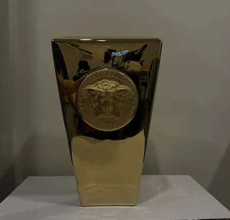 Vas Versace Rosenthal Medusa gold, höjd 32cm, bredd 19cm, djup 19cm, några små märken Specialfrakt, kontakta pantbankskontoret för mer information.