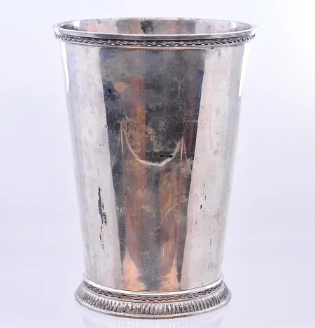 Bägare höjd 14,5cm Ø85-105mm graverad botten silver 830/1000. Vikt: 292,9 g