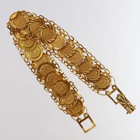 Armband med mynt längd 18,5cm bredd 16mm skadad/buckliga 21K. Vikt: 8,2 g