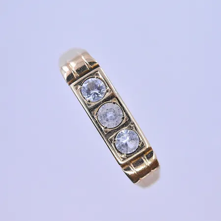 Ring med vita stenar stl:16½ bredd 1-5 mm 14K. Vikt: 1,4 g