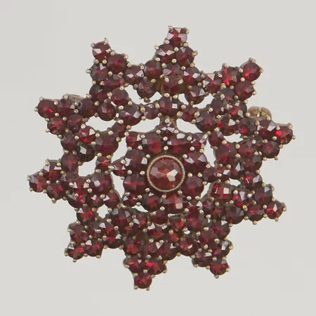 Brosch med granater 37mm, förgylld, 835/1000 Silver 9,8g.