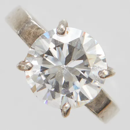 Ring med vit sten stl:16¼, bredd 2,5-11mm, skev skena, 925/1000 silver Vikt: 6,7g Vikt: 6,7 g