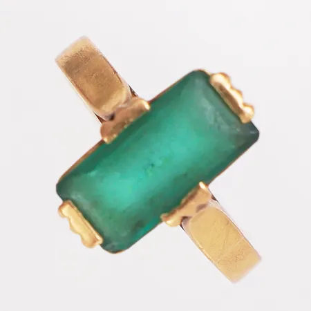 Ring med sten, stl:15½ bredd 2,7-12,2mm, skev, sliten sten, ostämplad 18K Vikt: 2,9 g