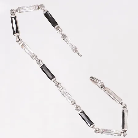 Armband med stenar, längd ca 19cm bredd 3,6mm, saknar bindögla vid lås silver 925/1000 Vikt: 9,6 g