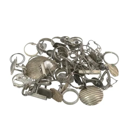 Diverse silversmycken 830-925/1000, bruksmärken/defekter förekommer liksom gravyr  Vikt: 156,7 g