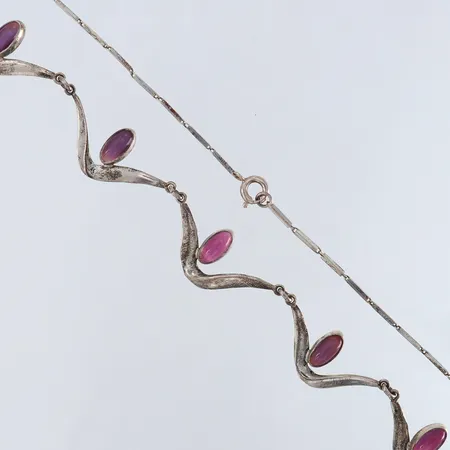Collier med lila stenar längd 43,5cm bredd 1,3-13mm Silver 830/1000.  Vikt: 13,8 g