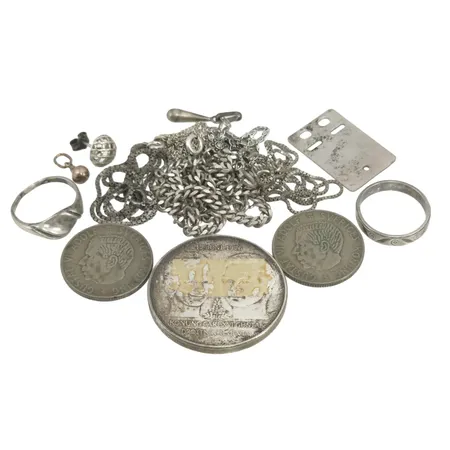 Diverse silverföremål bl.a. Minnesmynt 50 kronor silver 925/1000, "DET KUNGLIGA BRÖLLOPET 1976", Ø36 mm, bruksmärken/defekter/gravyr Vikt: 73,3 g