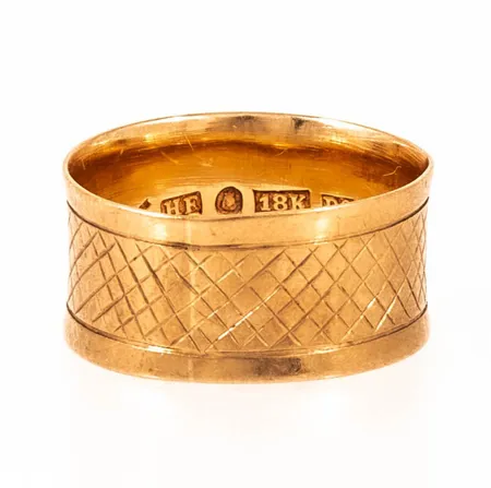 Ring mönstrad stl:16½ bredd 8,7mm, signaturstämpel Stigbert, stämplad D9 (1954), HE (Heribert Engelbert, Stockholm), kattfot, 18K 2,7g.