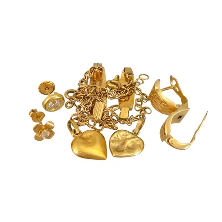 Diverse smycken i 18K guld, defekter, bruttovikt 8,7g Vikt: 8,7 g