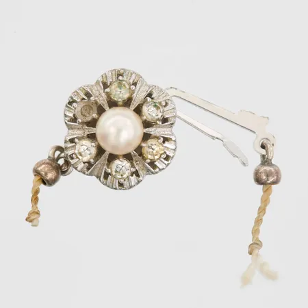 Lås till collier med odlad pärla Ø5mm, samt vita stenar, Ø12mm, en sten saknas, silver 835/1000 Vikt: 2,2 g
