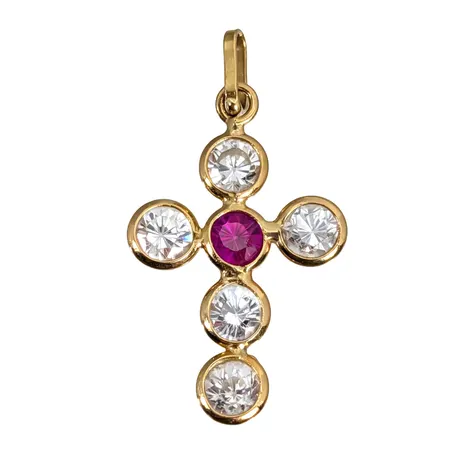 Hänge Kors i 18K guld, Rubin Ø 3,5 mm, Cubic Zirconia, längd inkl. ögla 28 mm, bredd 14,5 mm, tjocklek 3 mm, fint skick, stenar utan anmärkning Vikt: 1,3 g