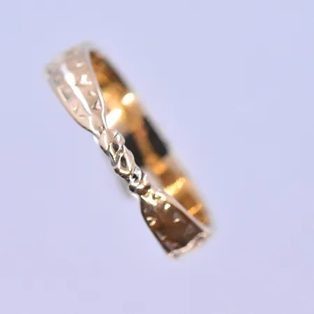 Ring, Bengt Hallberg Guldsmeds AB, stl 19, bredd 2-5 mm, 18K. Vikt: 4,9 g