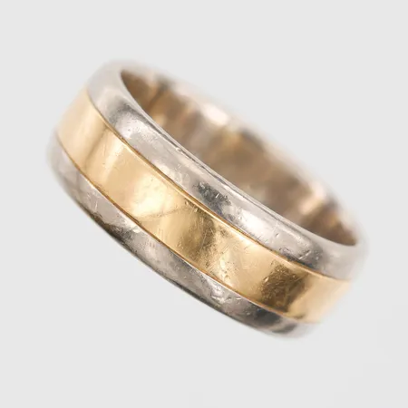 Ring tvåfärgad stl:16¾, bredd 7mm, gravyr, repor, 18K Vikt: 8,6 g