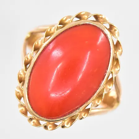 Ring med korallfärgad sten stl:20¾ 18K Vikt: 8,6 g