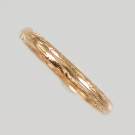 Ring med mönsterdekor stl:19¼, bredd 2,7mm, Guldringen Gustav Adolf Hamnstedt år 1943, 20K, Vikt: 4 g