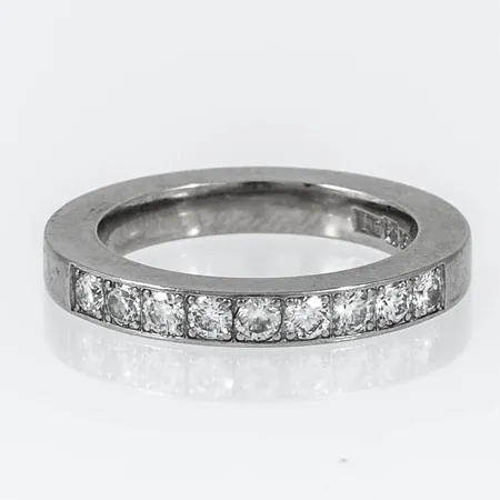 Ring med 9 x 0,05ct briljantslipade diamanter stl:16 bredd 2,9mm höjd 2,9mm, stämplad CLASSIC, kattfot, vitguld 18K 7,3g.