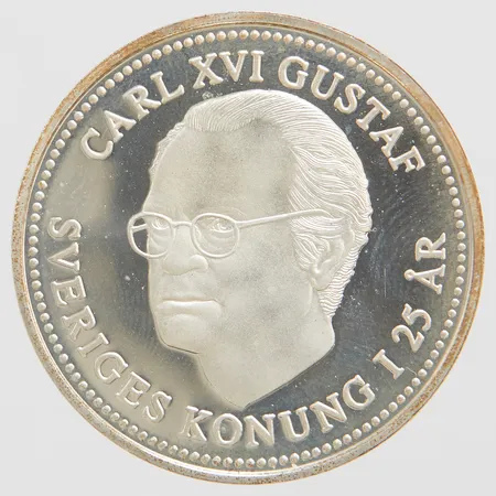 Mynt Carl XVI Gustaf Sveriges konung i 25 år, år 1998, nominellt värde 200kr, etui, fläckig, silver 925/1000. Vikt: 27 g Vikt: 27 g