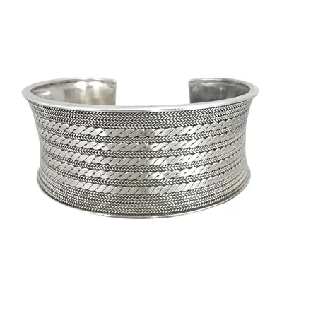 Armring silver 925/1000, inre mått 18,5 cm, bredd 30 mm Vikt: 61,1 g