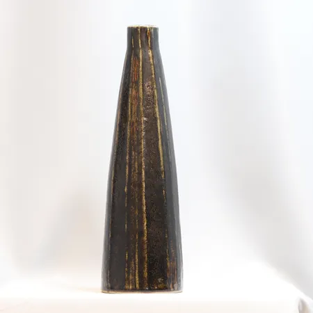 Vas Carl-Harry Stålhane för Rörstrand daterad 1961 Unikat, brunglaserat mönstrat stengods, höjd 33 cm Skickas med postpaket.