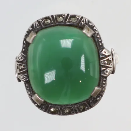 Ring med troligen grön Kalcedon samt markasiter stl:17 bredd 2-20mm, ca 1940-50-tal silver 830/1000 Vikt: 5,6 g