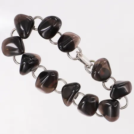 Armband med troligtvis rökkvarts, längd ca 18,5cm bredd 9,4-16mm, naggade stenar, vit metall