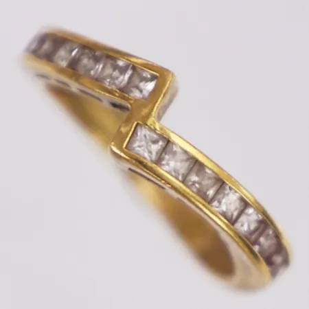 Ring vita stenar stl:16½, bredd 3,1-6mm, 18K  Vikt: 2,9 g