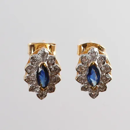 Örhängen med troligen Safirer samt diamanter 20 x 0,005ct mått 11 x 8 mm 14K Vikt: 2,4 g
