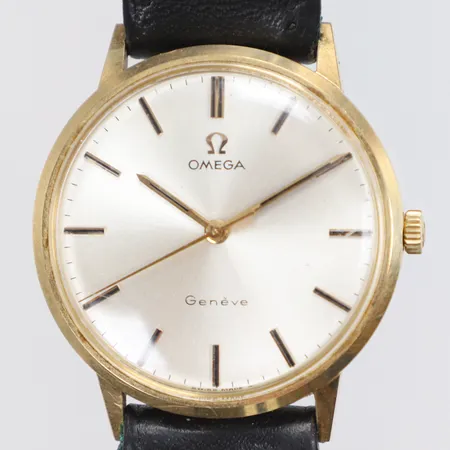 Herrur Omega Genève 14K Ø33mm ref nr 131.041 snr 30453100 ca år 1969, cal. 601 manuell uppdragning, originalglas (små repor) samt krona, defekt läderband (original) samt originalspänne i gulmetall, gravyr, guld i boett, bruttovikt 33,3g Vikt: 32,9 g