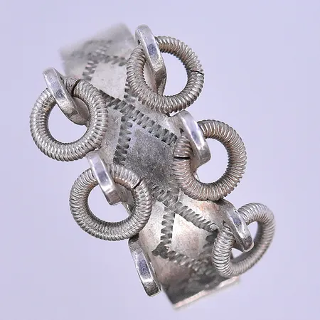 Ring Cesons stl: 16½ bredd 4-5mm en ring saknas silver 830/1000. Vikt: 3 g på auktion i Borlänge hos Pantbanken Sverige