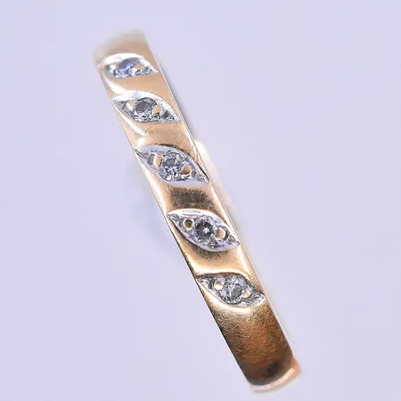 Ring med vita stenar Guldfynd stl: 17¾ bredd 3mm graverad 18K. Vikt: 3,6 g