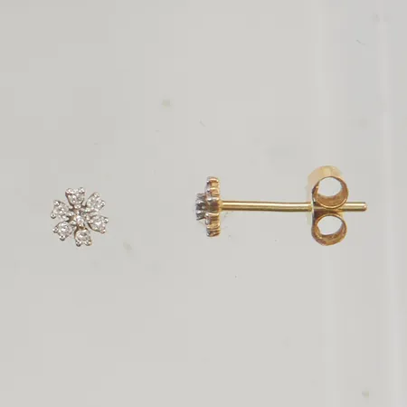 Örhängen 4mm diamanter 14x ca 0,0005ct, en snurrebuss saknas, skevt stift 18K 0,6g.