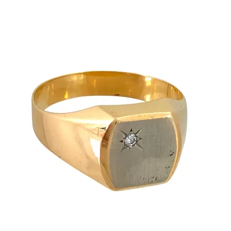 Klackring i 18K guld, Diamant 0,02ct - graverat på skenans insida, Guldvaruaktiebolaget G. Dahlgren & Co Ab, Malmö, svensk kontrollstämpel, stl:21¼ mm, bredd 4,3 - 11 mm Vikt: 4,5 g