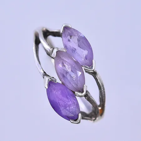 Ring med troligen ametister stl: 17¼ bredd 2-10mm silver 925/1000. Vikt: 2,9 g